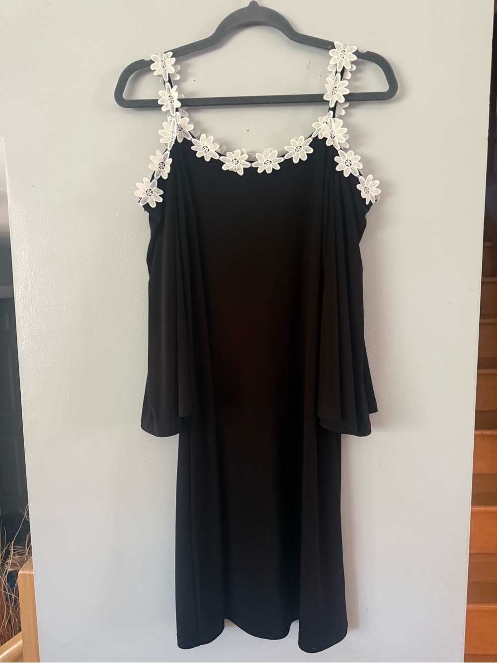 🇨🇦Cartise Black Cold Shoulder Shift Dress White Daisy Lace Trim Bell Sleeve VTG